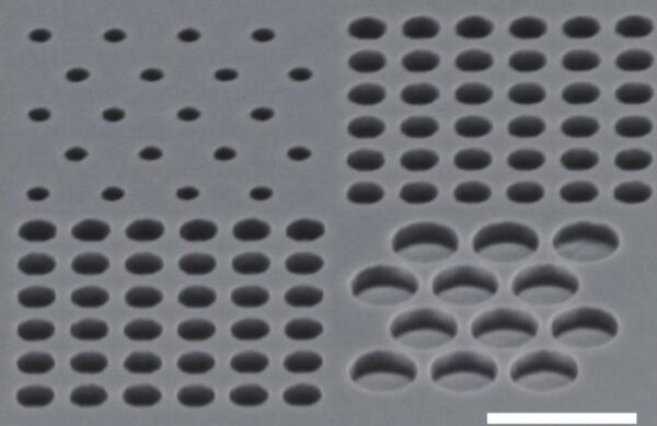 ???????Bayer pattern?????1??m?????????SEM?????????????500nm??