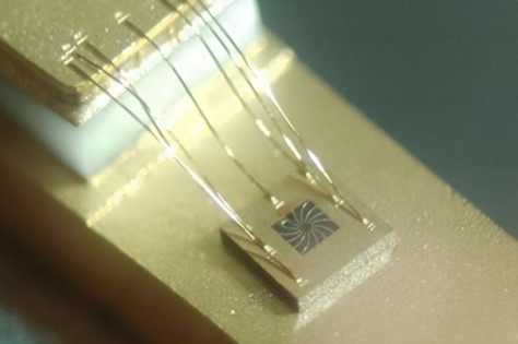 Vector Photonics??????1??1310???????PCSEL